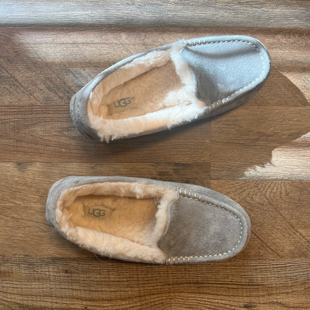 Women’s size 7 Ugg slippers (Never worn)